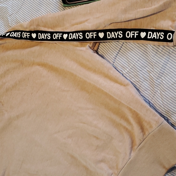 🔥$5 SALE! Xhilaration sweatshirt. Sz M camel colour "❤️ days off" - Picture 2 of 9